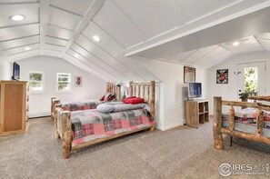 5 bedrooms, desk, free WiFi, bed sheets