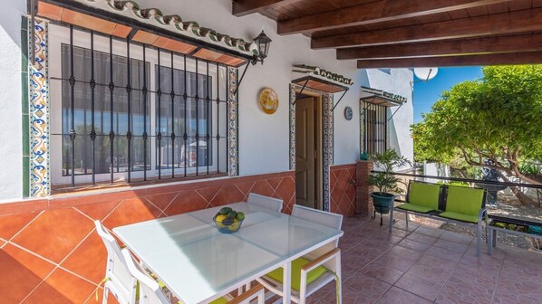 An outdoor patio with a table and chairs, a potted plant, and a bench. - Finca El Aulagar Alhaurín el Grande by Ruralidays (Málaga)