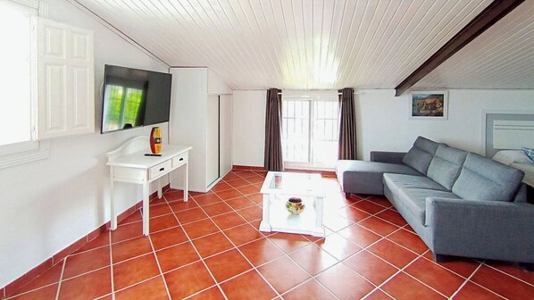 TV, fireplace - Finca El Aulagar Alhaurín el Grande by Ruralidays (Málaga)