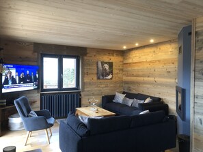 Téléviseur connecté, foyer, lecteur de DVD, table de ping-pong