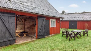 Ein rustikaler Schuppen mit roter Fassade und Wellblechdach.