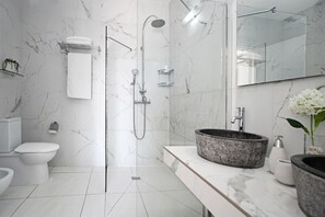 Badewanne, Haartrockner, Handtücher