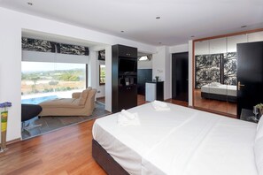 9 bedrooms, iron/ironing board, Internet, bed sheets