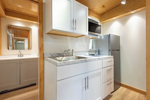 Deluxe House, Garden View | Private kitchenette | Fridge, stovetop, espresso maker, coffee/tea maker
