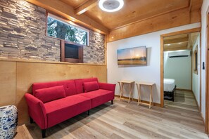 Hus Deluxe - utsikt mot trädgården | Vardagsrum | 55-tums smart-tv med digitalkanaler, Netflix och streamingtjänster