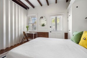 3 chambres, bureau, fer et planche à repasser, lit parapluie