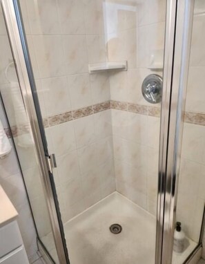 Bathroom - Affordable Private Rooms with Shared Bath Kitchen near SFO (SA) (Daly City)