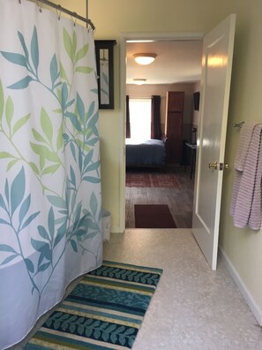 1 bedroom, iron/ironing board, WiFi, bed sheets - 1 BRM ~ Cape Cod in Kensington, Berkeley Hills, Ca (Kensington)