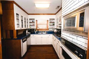 Fridge, microwave, oven, stovetop - Camp Run-A-Muk (Savannah)