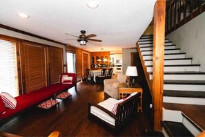 Smart TV, fireplace, DVD player, books - Camp Run-A-Muk (Savannah)