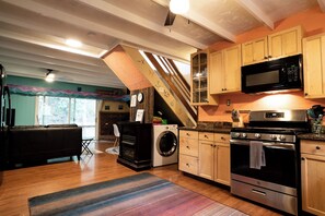 Réfrigérateur, four à micro-ondes, un four, surface de cuisson