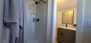 Shower, hair dryer, towels, soap - Saltline Retreat (Tillamook)