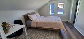 4 bedrooms, desk, travel cot, free WiFi