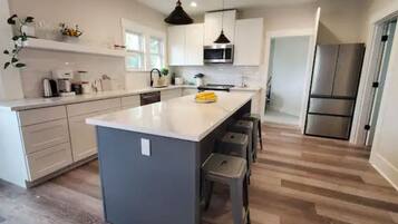 Coffee/tea maker, fridge, microwave, oven
