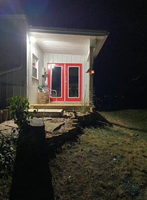 Exterior - Adorable one bedroom with fireplace/kitchenette (Raywick)