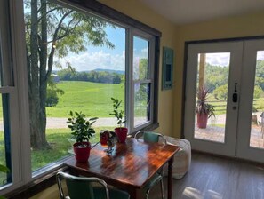 Dining - Adorable one bedroom with fireplace/kitchenette (Raywick)