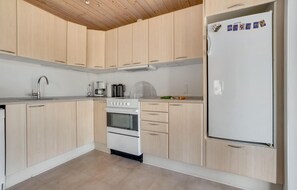 Kühlschrank, Mikrowelle, Herdplatte, Geschirrspüler