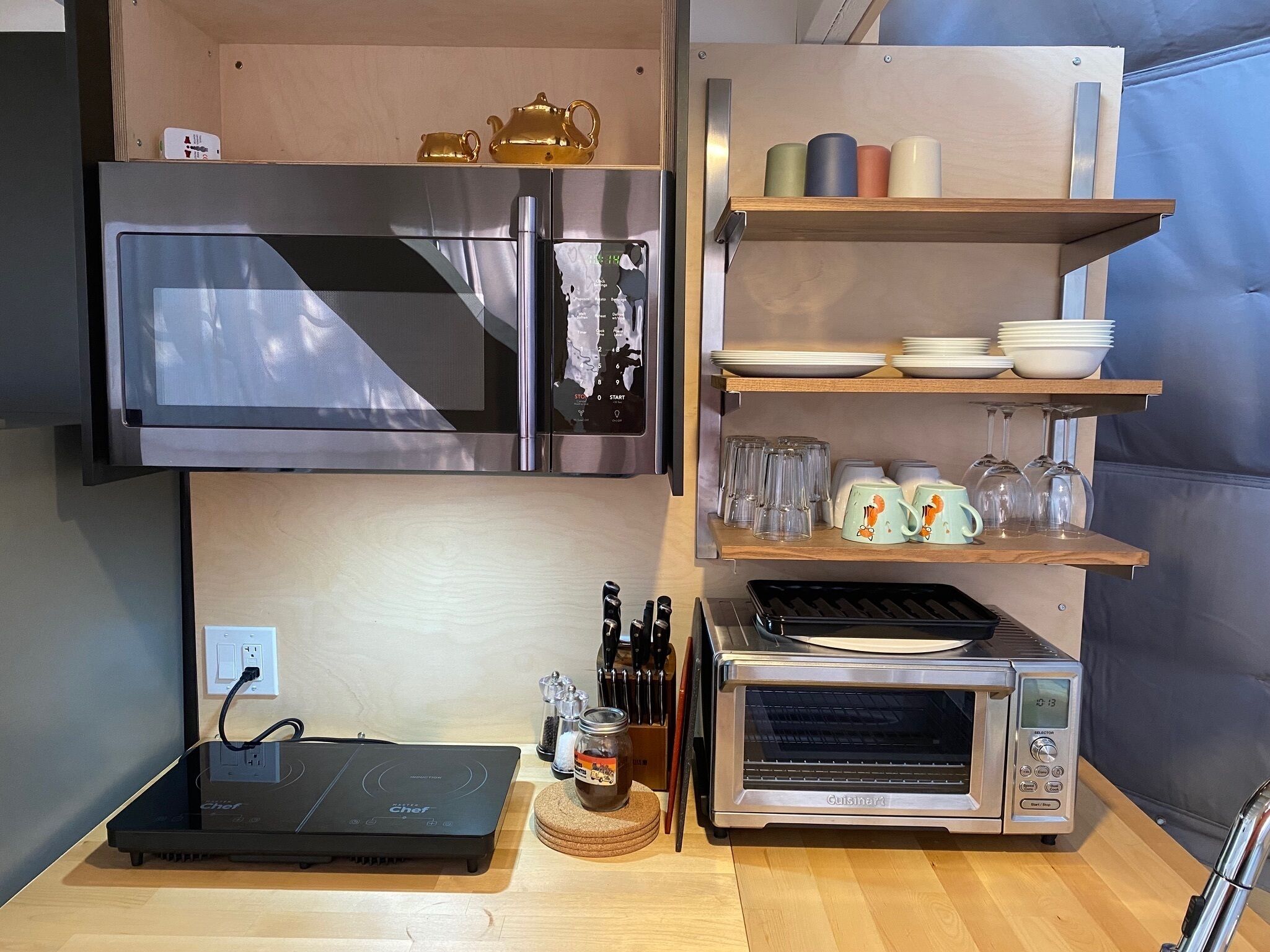 Kylskåp, mikrovågsugn, ugn och kaffe- och tebryggare