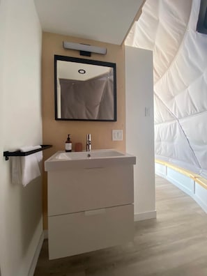Towels - Dome #1 forested at Domaine Renard (Percé)