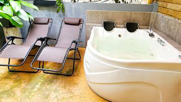 Deluxe Apartment | Private spa tub