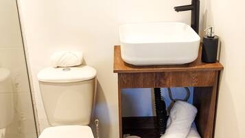 Deluxe Apartment | Bathroom | Separate tub and shower, jetted tub, free toiletries, towels