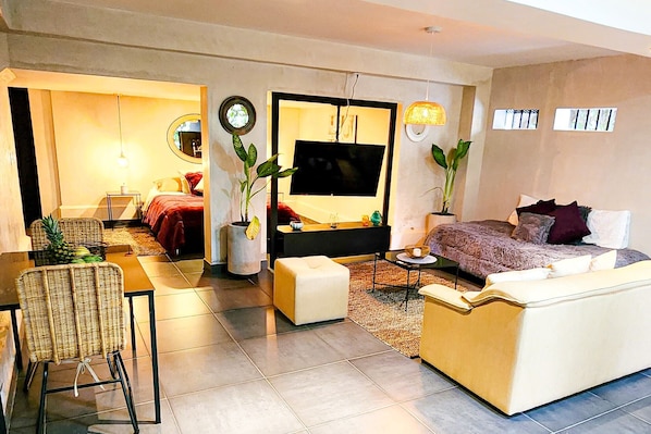 Deluxe-Apartment | Wohnbereich | 40-Zoll-LED-Fernseher mit Digitalempfang, Fernseher