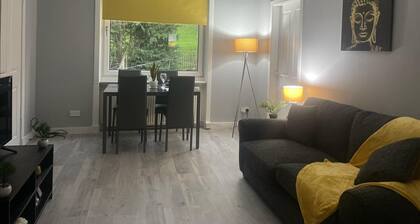 Immaculate 3-bed Apartment in Glasgow Close to M8