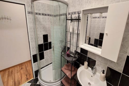 Tweepersoonskamer (Luxury Double Room) | Badkamer | Een douche, handdoeken