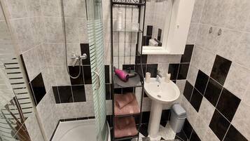 Doppelzimmer (Luxury Double Room) | Badezimmer | Dusche, Handtücher