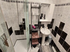 Habitación doble (Luxury Double Room) | Baño | Regadera y toallas 