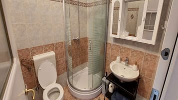 Habitación doble (Premium Double Room) | Baño | Regadera y toallas