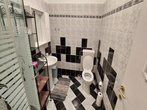 Doppelzimmer (Luxury Double Room) | Badezimmer | Dusche, Handtücher