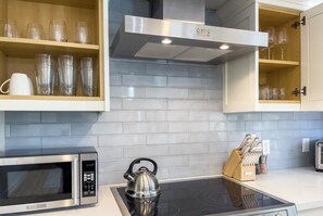 Réfrigérateur, four à micro-ondes, un four, surface de cuisson