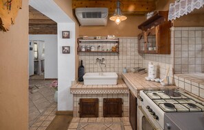 Kjøleskap, kokeplater, oppvaskmaskin og kaffetrakter/tekoker