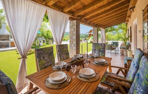 Outdoor dining - Gorgeous home in Roc with WiFi (Roc)