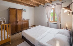 2 bedrooms, travel cot, free WiFi, bed sheets - Gorgeous home in Roc with WiFi (Roc)