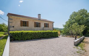 Property grounds - Gorgeous home in Roc with WiFi (Roc)