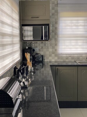 Vila Deluks | Dapur pribadi | Lemari es besar, microwave, oven, dan kompor