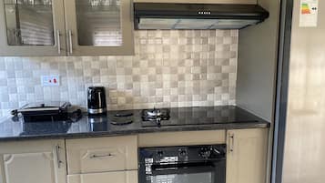 Vila Deluks | Dapur pribadi | Lemari es besar, microwave, oven, dan kompor