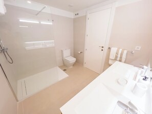 Suihku, hiustenkuivaaja, pyyhkeet, saippua