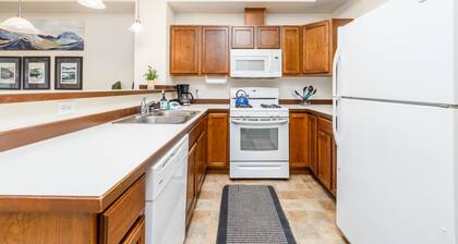 Amiable mountain view condo with Pack-N-Play, gas grill, deck, kitchen, & W/D