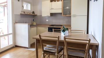 Frigorifero, forno, tavolo da pranzo