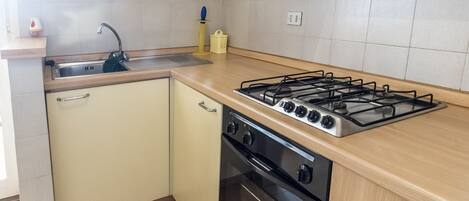 Kühlschrank, Ofen, Esstisch