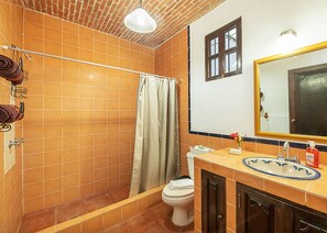 Departamento básico | Baño | Regadera, regadera tipo lluvia, toallas, jabón 