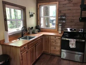 Fridge, microwave, oven, stovetop - Secluded treehouse with indoor fireplace (Makanda)