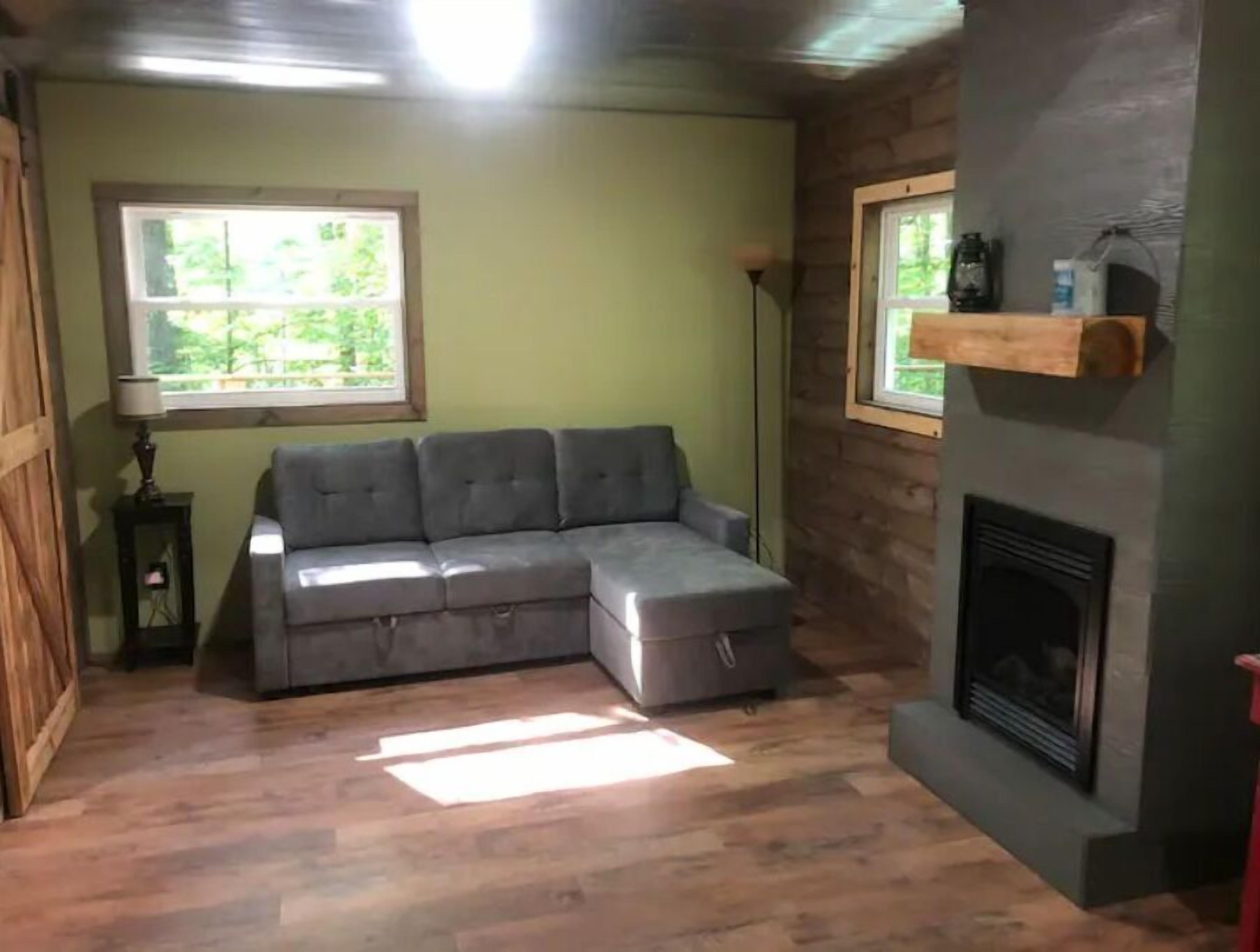 电视、壁炉、DVD 播放器、影片库