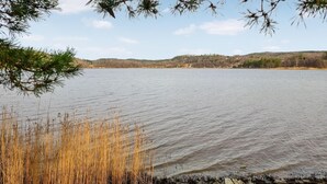 A calm lake with surrounding hills and sparse vegetation. - Cozy home in Uddevalla (Uddevalla)