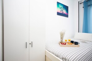 3 soverom, strykejern/-brett, internettilgang og sengetøy