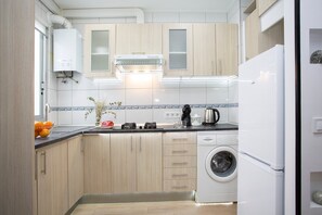 Kjøleskap, mikrobølgeovn, kokeplater og kaffetrakter/tekoker