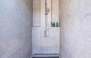 Combined shower/tub, hair dryer - Lovely home in Murvica (Murvica)